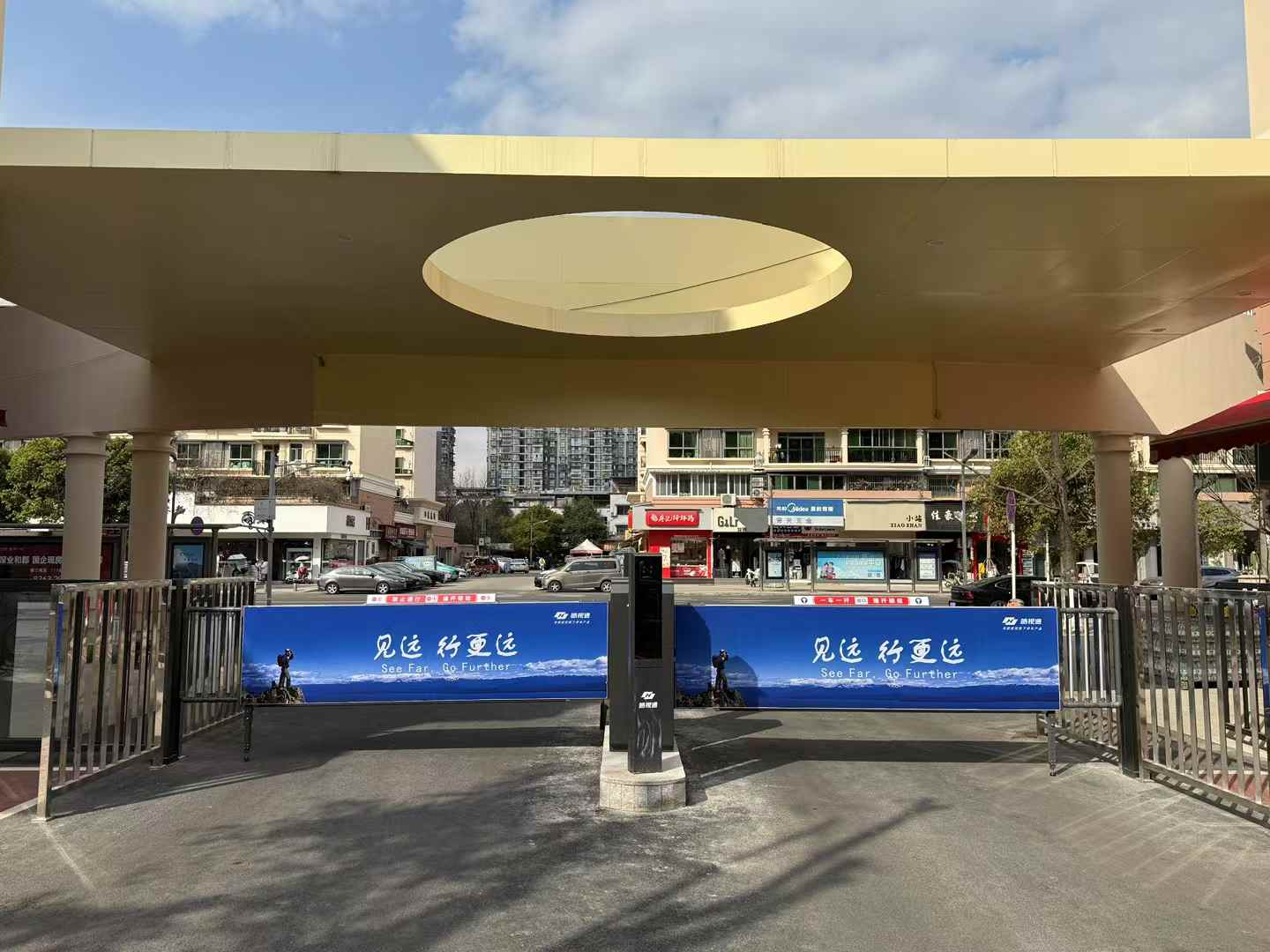 青白江区域首批落地《海康-皓视通》卡布灯箱广告车行闸